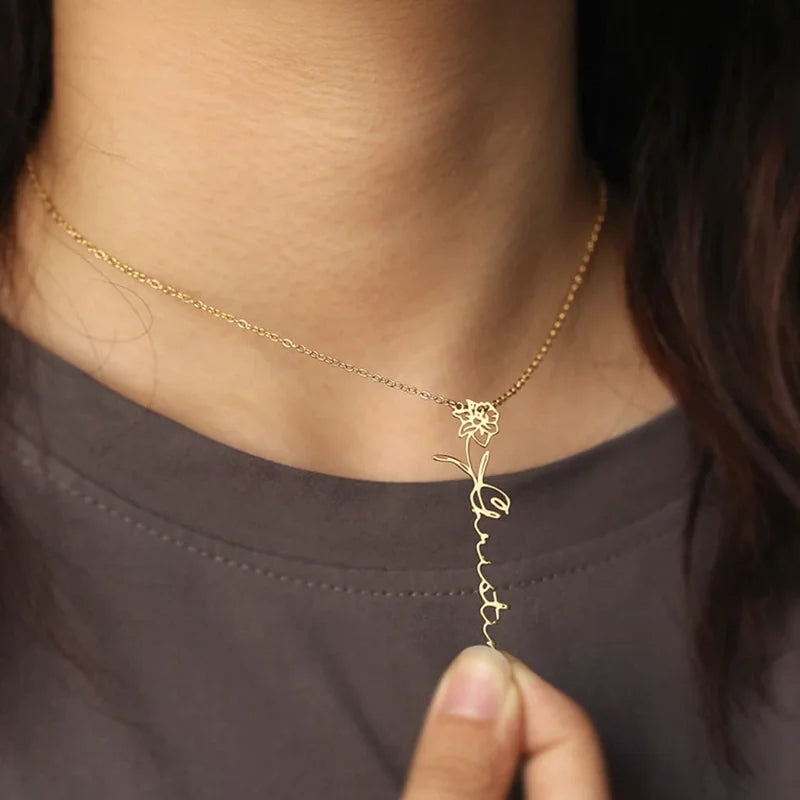 Collana con nome e fiore di nascita indossata con top bianco