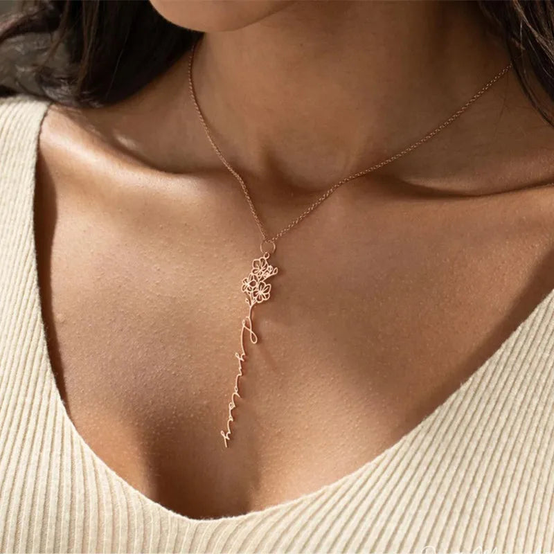 Collana con nome e fiore di nascita sul collo